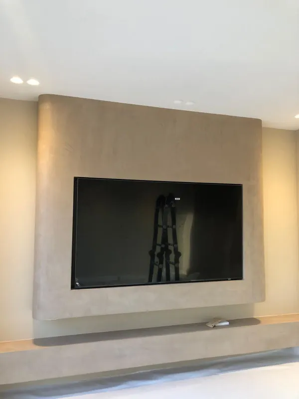 TV-wand met onderbank afgewerkt in lichte beton ciré