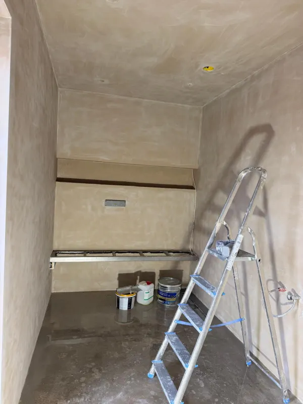 Toiletruimte met vers aangebracht gladpleisterwerk rond inbouwframe