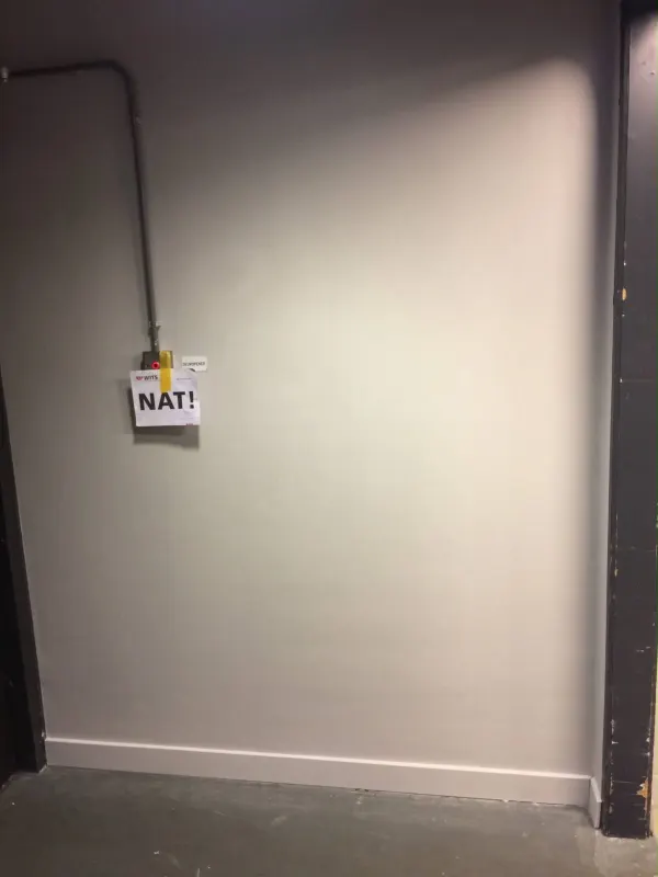Vers gestucte wand die nog aan het drogen is
