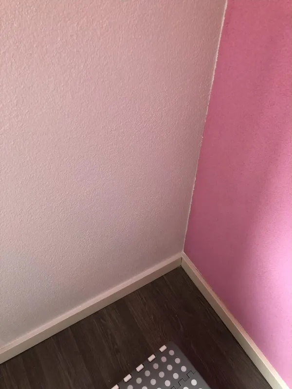 Fijne structuurpleister en een roze accentwand